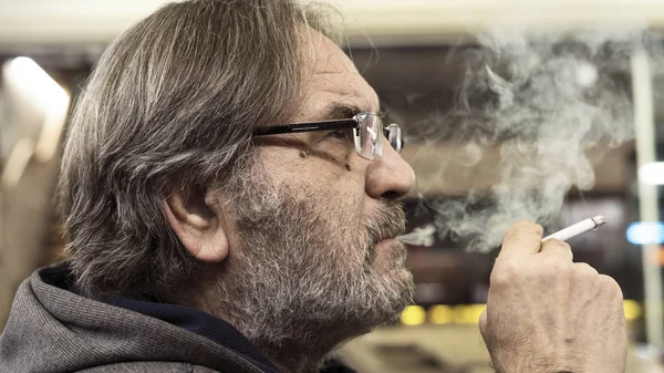 Old Man Smoking Cigarette — Stock Photo, Image