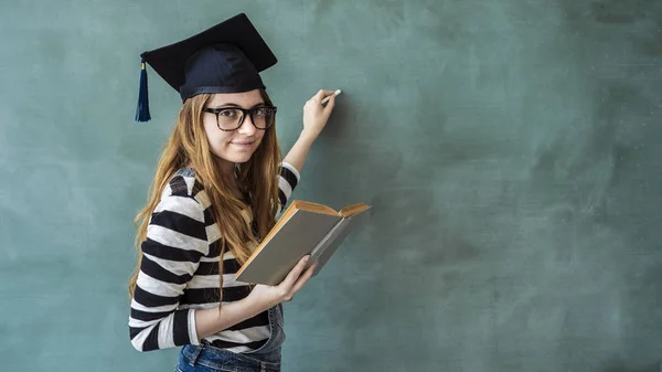 Női Hallgató Írásban Zöld Chalkboard — Stock Fotó