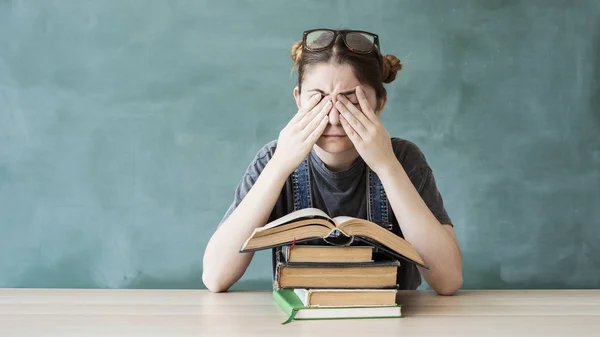 Cansado Jovem Estudante Menina Com Livros — Fotografia de Stock