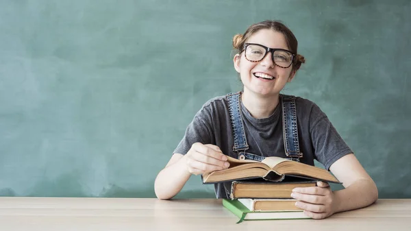 Усміхнена Молода Студентка Книгами — стокове фото
