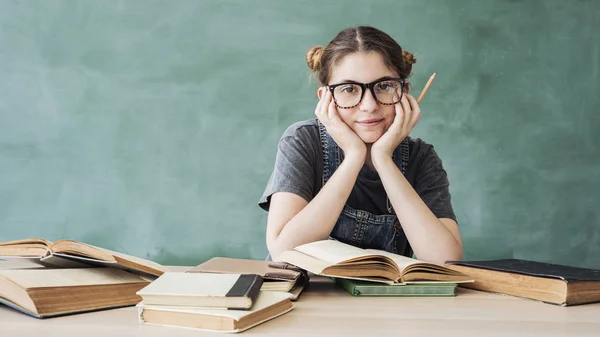 Úsměvem Mladá Studentka Knihami — Stock fotografie