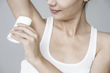 Kadın onun koltukaltı deodorantı uygulama