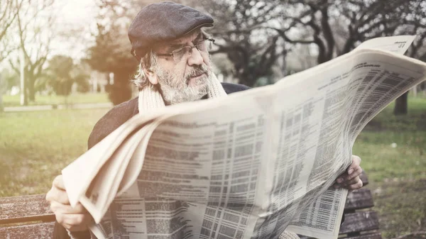 Oude Man Het Lezen Van Krant Het Park — Stockfoto