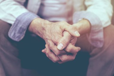 Üst düzey bir adamın ellerinin yakın çekimi