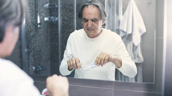 Viejo Lavándose Los Dientes Delante Del Espejo — Foto de Stock