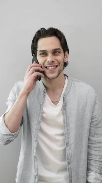 Hombre Joven Usando Teléfono Móvil —  Fotos de Stock