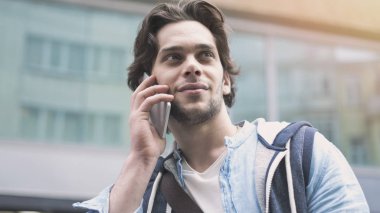 Genç adam sokakta cep telefonunuzla
