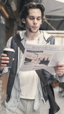 Okuma gazete ve içme kahve genç adam