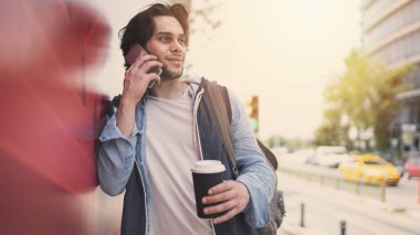 Genç adam sokakta cep telefonunuzla