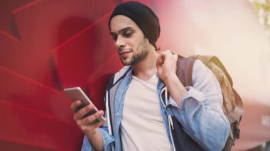 Genç adam sokakta cep telefonunuzla