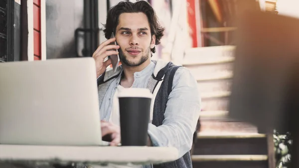 Junger Mann Telefoniert Mit Handy Und Laptop Café — Stockfoto