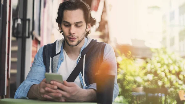 Jonge Man Met Behulp Van Mobiele Telefoon Cafe — Stockfoto