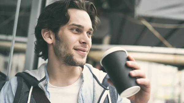 Jonge Knappe Man Drinken Koffie — Stockfoto