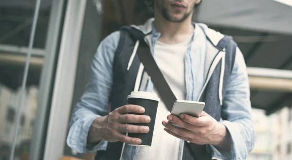 Jeune Homme Avec Téléphone Portable Dans Rue — Photo