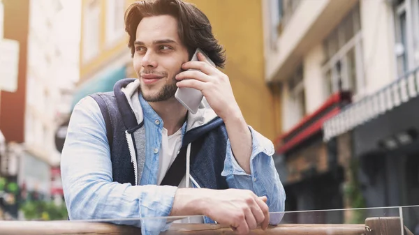 Ung Man Med Mobiltelefon Gatan — Stockfoto