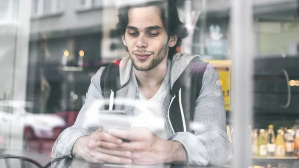 Молодой Человек Мобильным Телефоном Кафе — стоковое фото