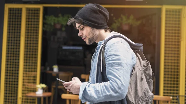 Joven Con Teléfono Móvil Calle — Foto de Stock