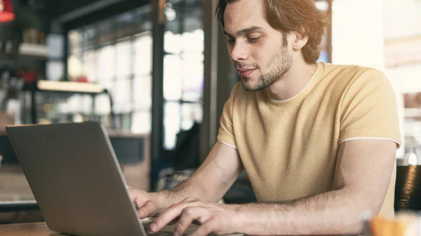 Junger Mann Benutzt Laptop Café — Stockfoto