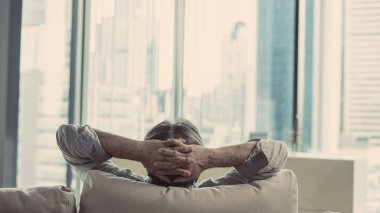 Evde bir kanepede rahatlatıcı