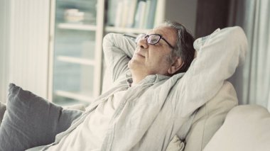 Evde bir kanepede rahatlatıcı