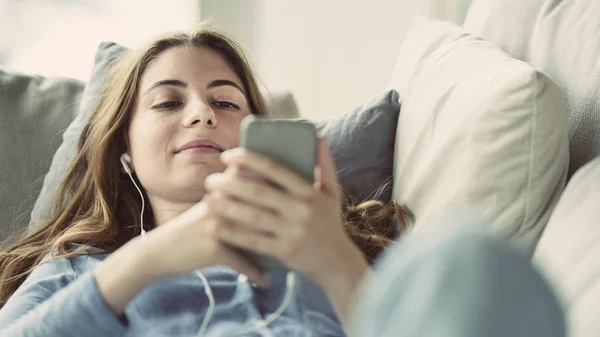 Ung Kvinna Som Använder Mobiltelefon Soffan — Stockfoto