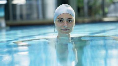 Yüzme havuzunda mutlu yüzücü genç kadın