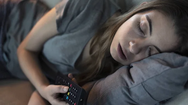 Junges Mädchen Schläft Während Sie Der Nacht Fernsieht — Stockfoto