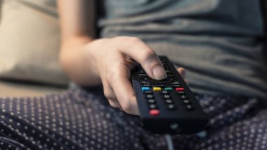 Televizyon izlemek ve uzaktan kumanda kullanmak.