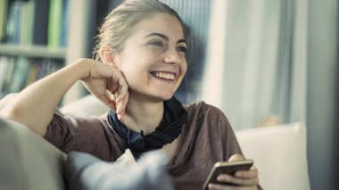 Cep telefonu kullanan genç kadın.