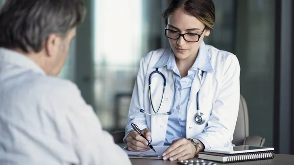 Dokter Gesprek Met Patiënt — Stockfoto