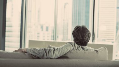 Evde bir kanepede rahatlatıcı