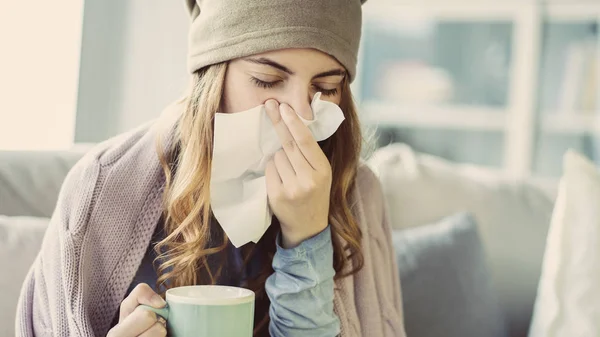 Mujer Joven Que Sufre Frío — Foto de Stock