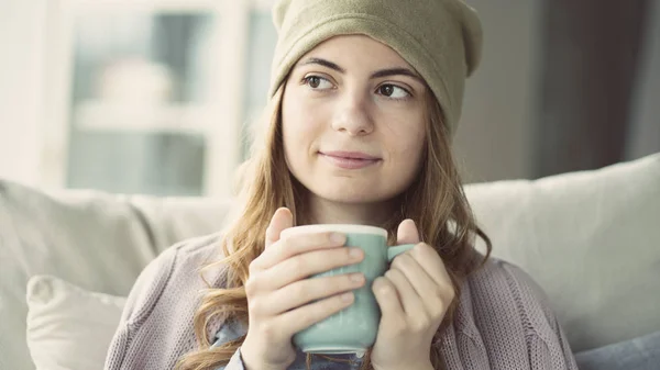 Mujer Joven Bebiendo Café Casa — Foto de Stock