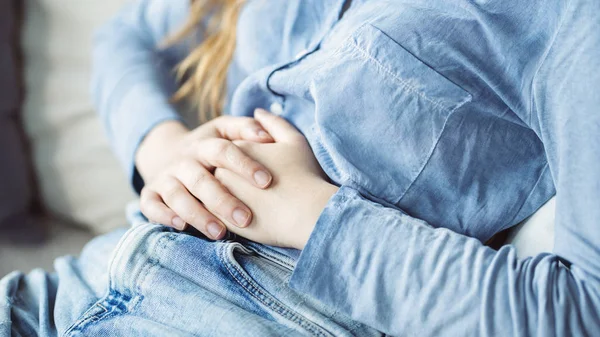 Mujer Joven Malsana Con Dolor Estómago — Foto de Stock