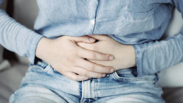 腹痛を持つ不健康な若い女性 — ストック写真
