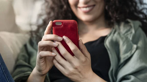 Mujer Joven Usando Teléfono Móvil Casa — Foto de Stock