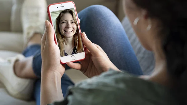 Mujer Joven Usando Smartphone Para Videollamada — Foto de Stock