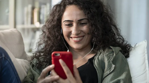 Mujer Joven Usando Teléfono Móvil Casa — Foto de Stock