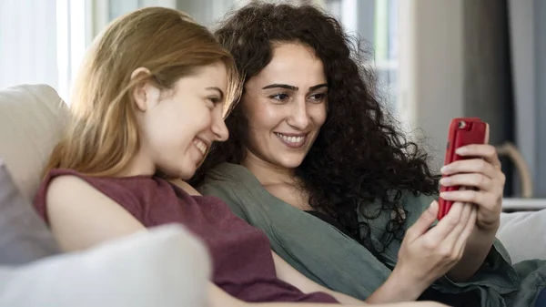 Jóvenes Amigos Usando Teléfono Móvil Casa — Foto de Stock