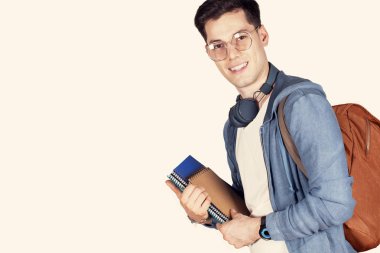 Tecrit edilmiş arka planda okul kavramına dön