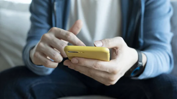 Hombre Joven Usando Teléfono Móvil — Foto de Stock