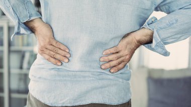 ağrısı olan yaşlı adam