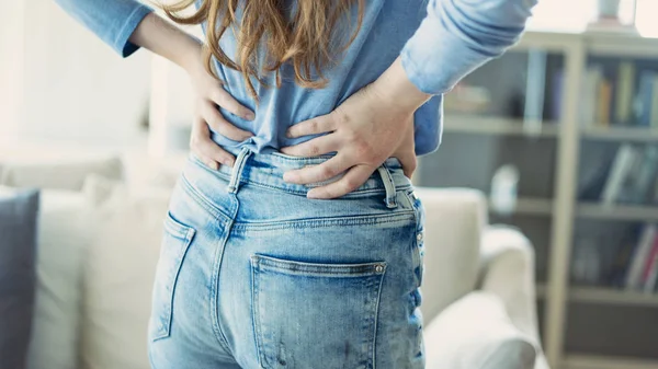 Mujer Joven Con Dolor Espalda — Foto de Stock