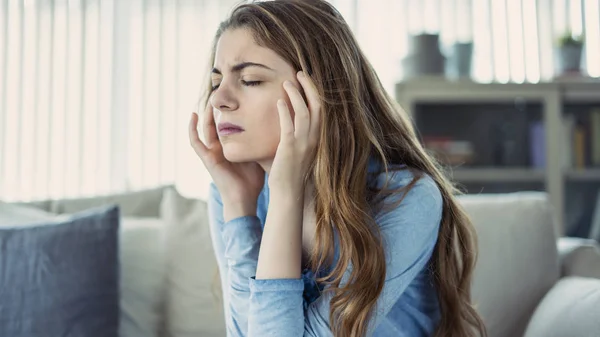 Mujer Joven Con Dolor Cabeza Casa — Foto de Stock