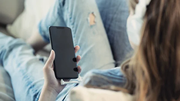 Mujer Joven Usando Teléfono Móvil Casa — Foto de Stock