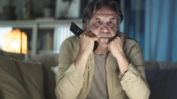 Hombre Viendo Televisión Casa — Foto de Stock