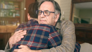 Küçük oğlum, babasını sevgiyle kucaklıyor.