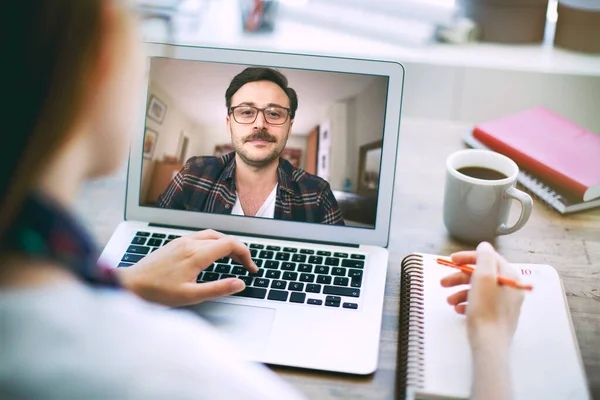 Mujer Hablando Con Colega Sobre Plan Videoconferencia — Foto de Stock