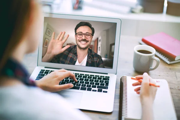 Mujer Hablando Con Colega Sobre Plan Videoconferencia — Foto de Stock