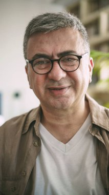 Adam kameraya bakıyor.